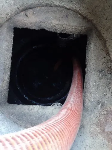 Esgotamento de fossa na Zona Oeste de São Paulo